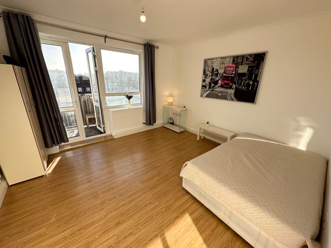 Huge room with balcony in 3bed - couples welcome Main Photo