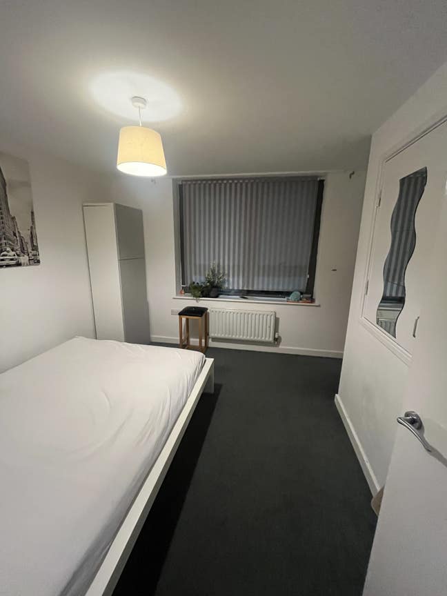 Spacious Double Room for Couples – Feltham  Main Photo
