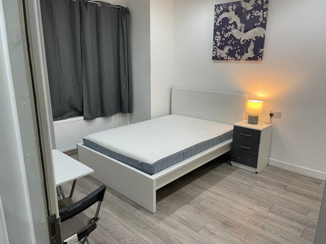 Double rooms 13 mins walk to Neasden Stn ZONE 3 Main Photo