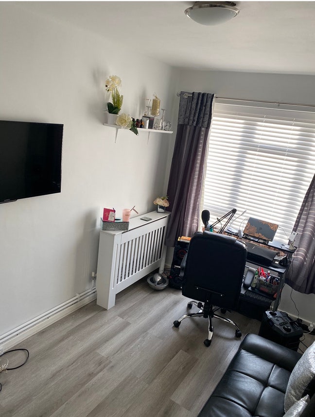 Furnished Double room to let  - professionals  Main Photo