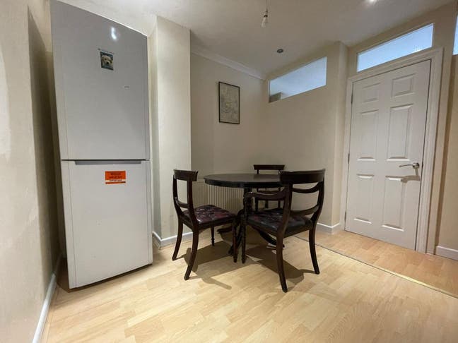 Large EN-Suite- 4 Bed 🏘️- Quiet Residential Area  Main Photo