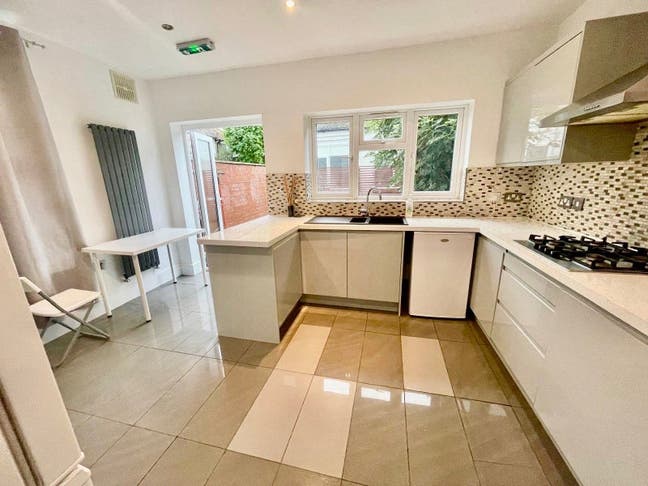 XL EN-suite with private living area and toilet Main Photo