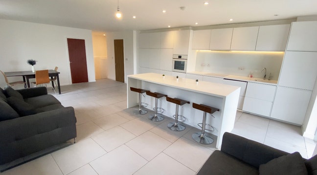 Huge room in modern 6bed penthouse + roof terrace Main Photo