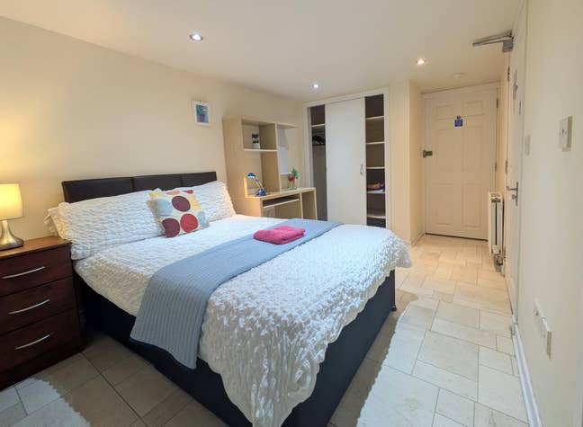 Modern style ensuite double room near town centre  Main Photo
