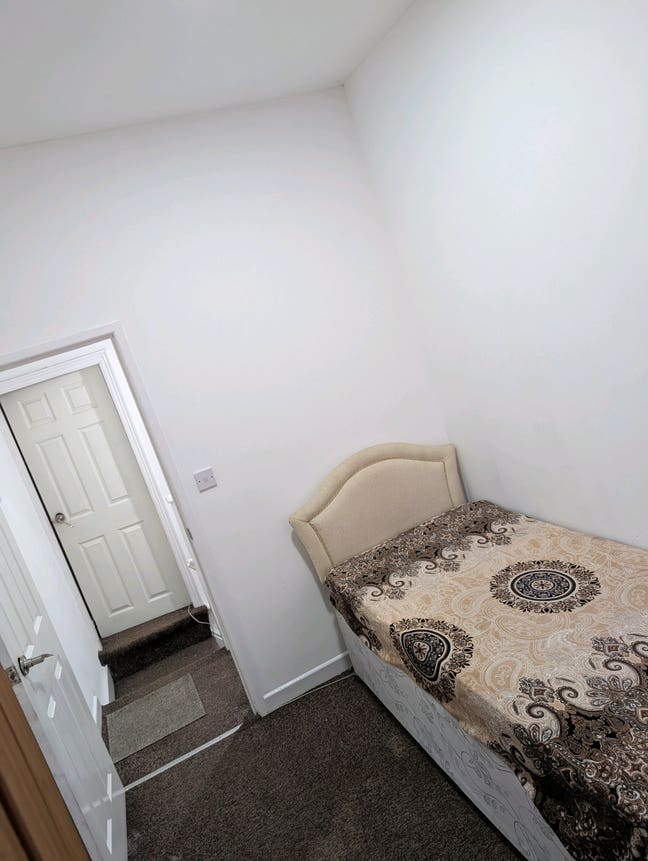 One Single room with couple in sharing house Main Photo