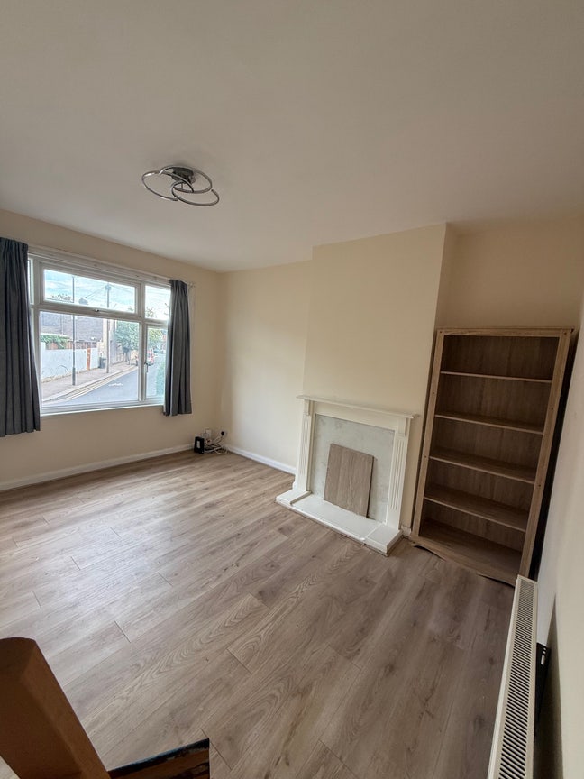 Large double room, friendly home with garden Main Photo