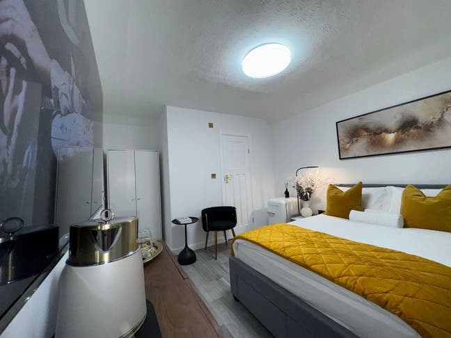 En-Suite Room In Shared House Main Photo