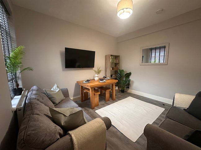 Student only luxury living Main Photo