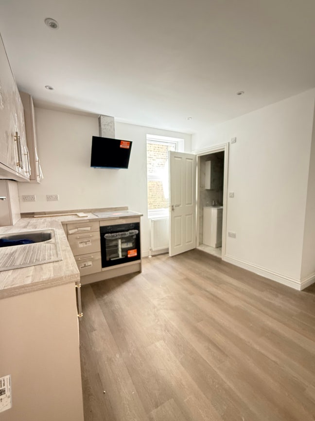 Brand new compact studio -  Ealing Broadway Main Photo