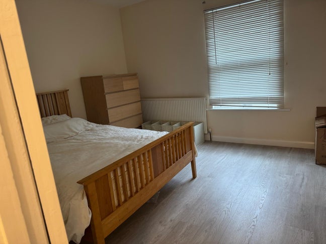 One double bedroom next to the Bushey station  Main Photo