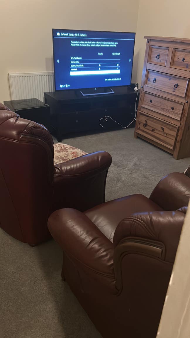 A double room in a 3 bed professional house. Main Photo