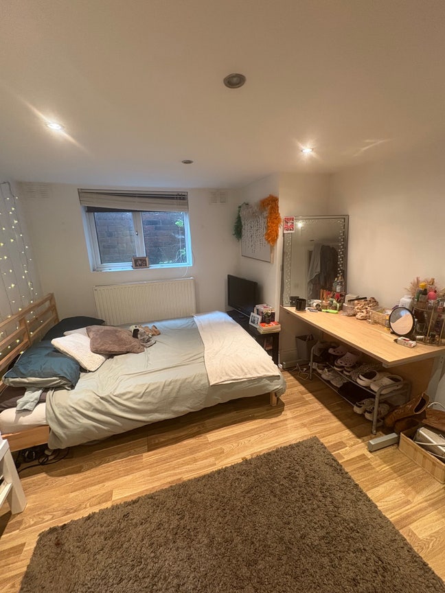 Double room with en-suite in lovely big house!! Main Photo