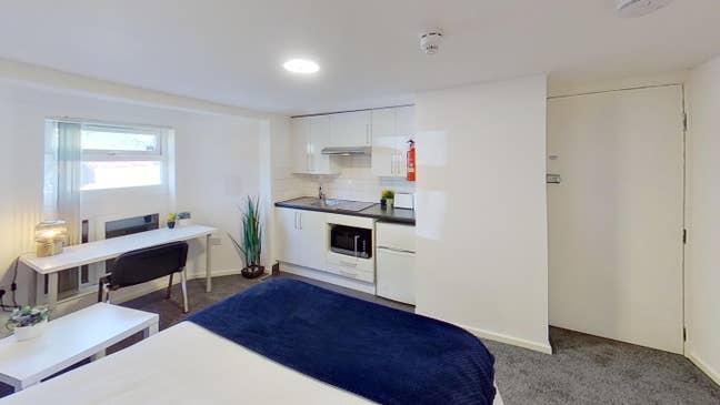 Modern bedsit inc private kitchen inc Main Photo