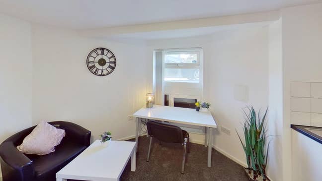 Modern bedsit inc private kitchen inc Main Photo