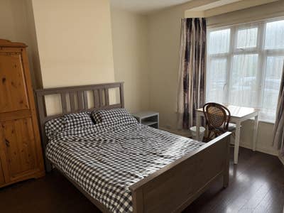 Double Room / Singles or Couples / East Acton Main Photo