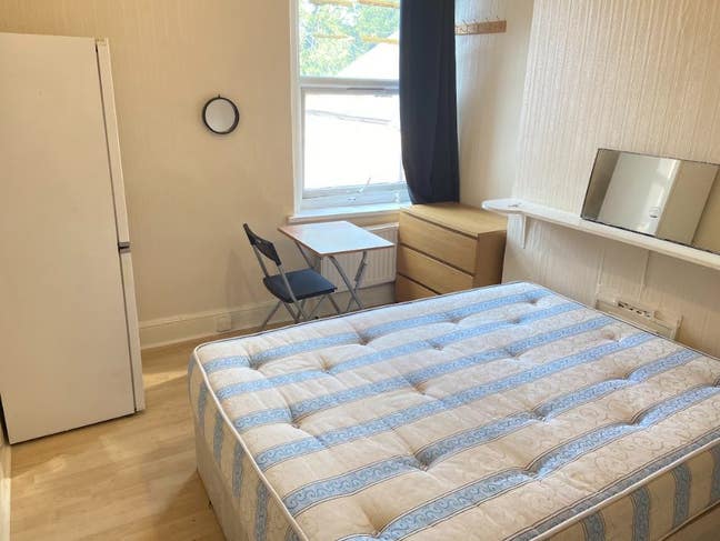 Bright room 1 mins walking from Jubilee line!  Main Photo