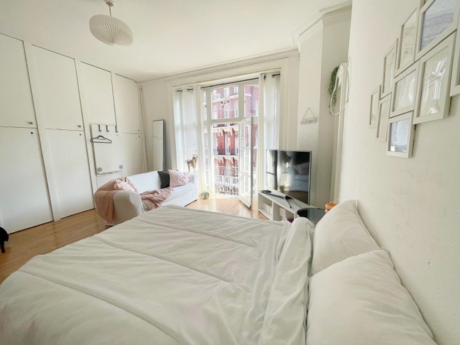 Massive room with Balcony in Hyde Park Mansions Main Photo