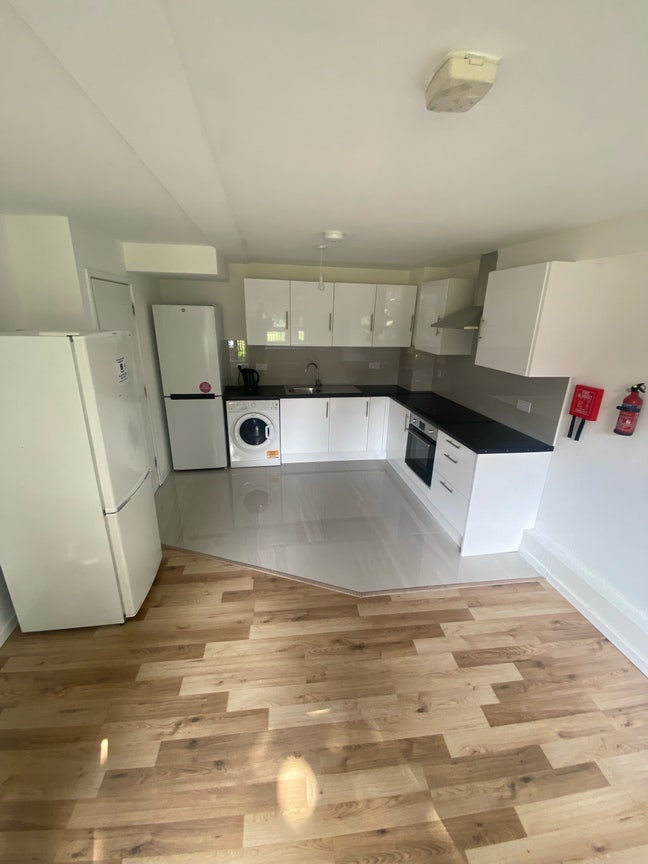 New Massive 5 Bed with 4 Bathrooms - Bermondsey!!  Main Photo