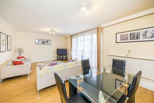 Large One Bedroom Flat with Balcony in Mayfair W1 Main Photo