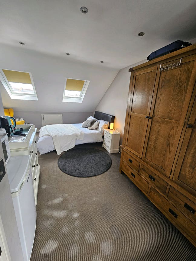 Large loft room with double en-suite Main Photo
