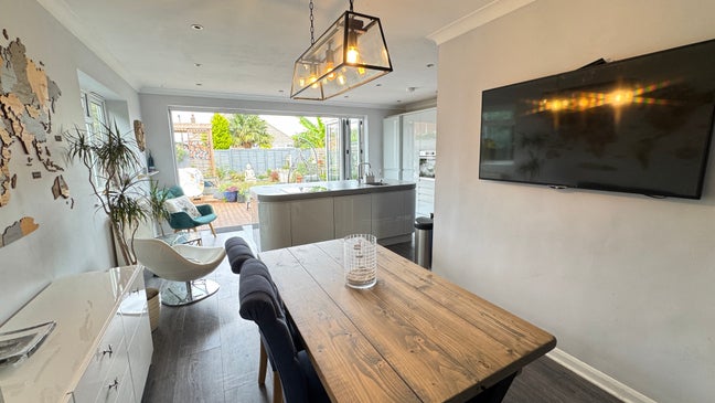 Large bedroom, stunning, spacious home & garden Main Photo