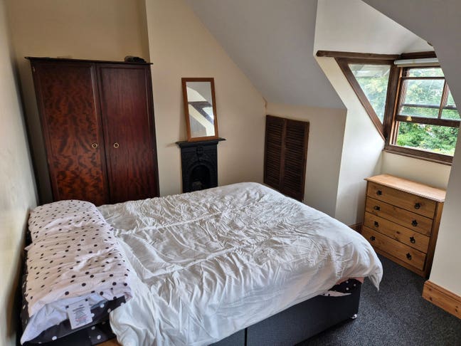 Good sized double room in well presented property Main Photo