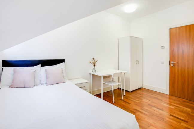 ** Large Spacious Room in Kew Gardens ** Main Photo