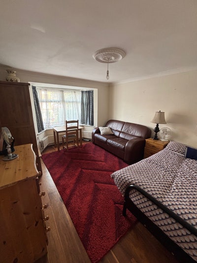 Large Double Room 10mins from Edgware & Queensbury Main Photo