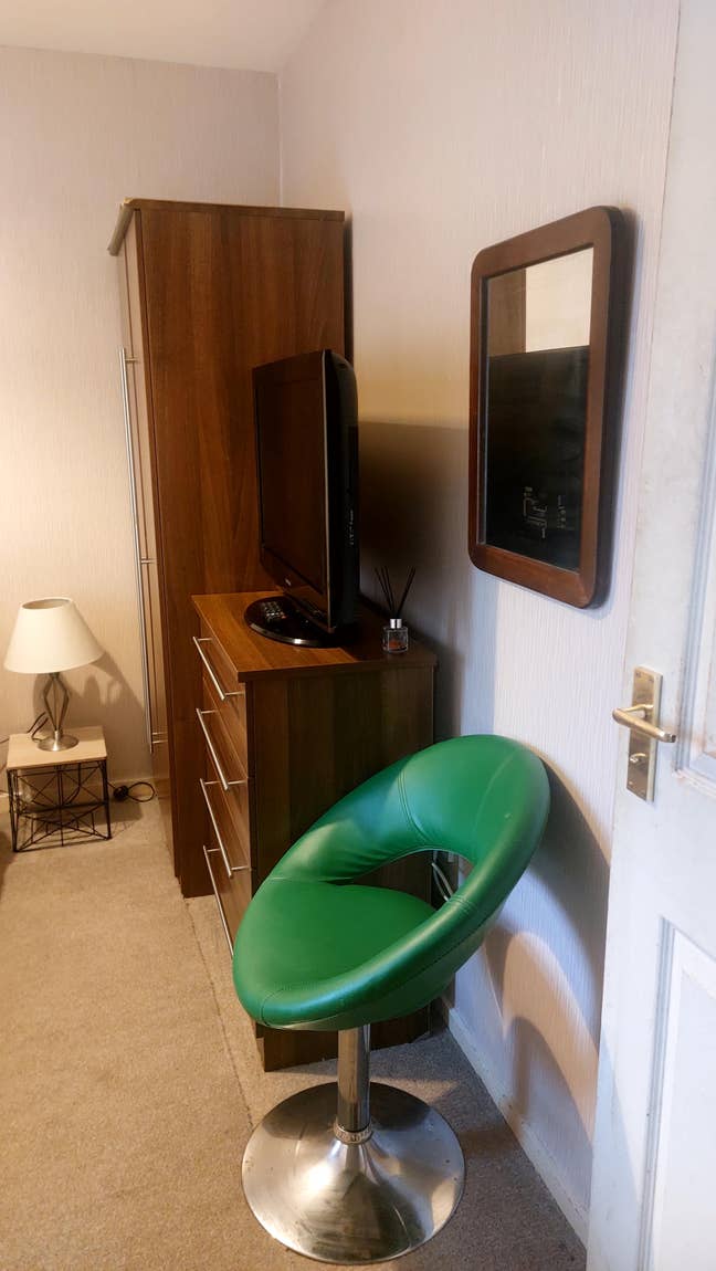 Room to rent in family home Main Photo