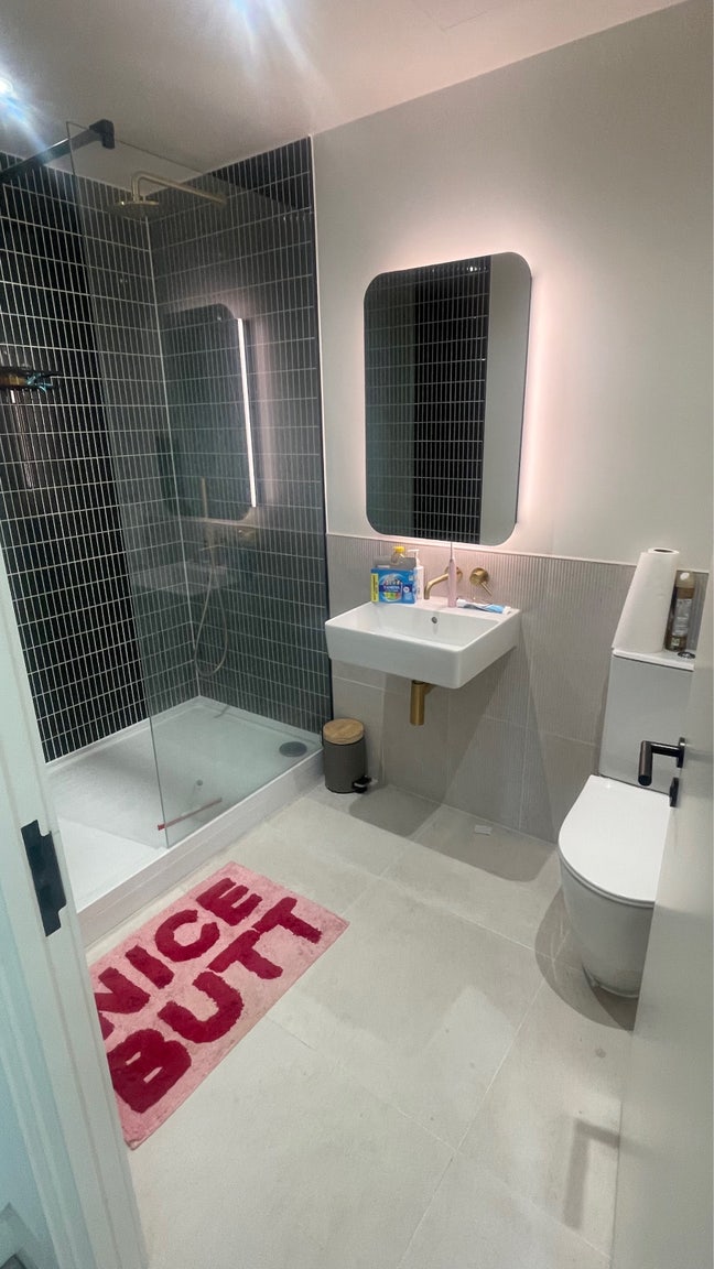 Double room available in girly flat in East London Main Photo