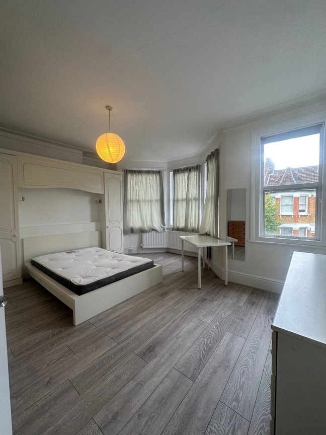Stunning Brand new Property N17  Main Photo