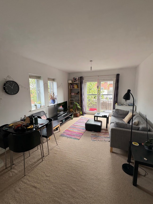 Looking for new flatmate (double room w/ bathroom) Main Photo