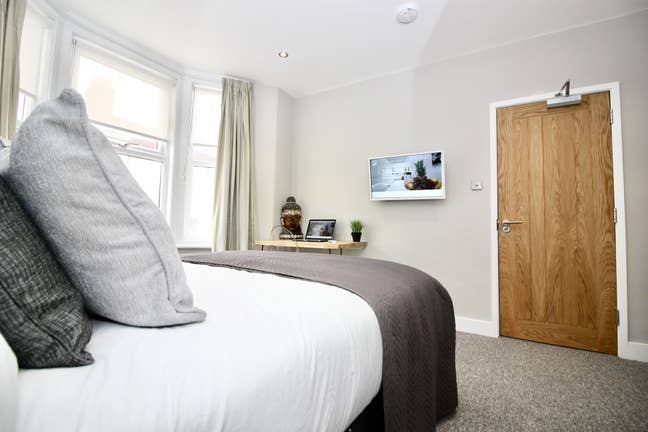 🏡 Spacious Ground Floor Room  in Town Centre Main Photo