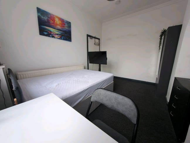 Spacious rooms, all bills included  Main Photo