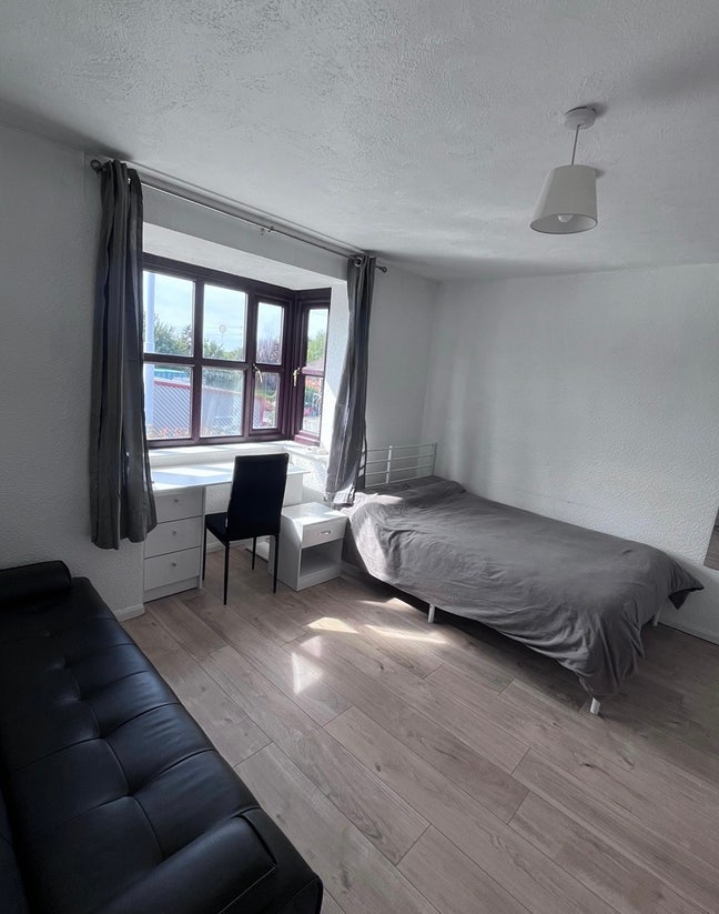 Spacious double room Colliers Wood/Mitcham border Main Photo