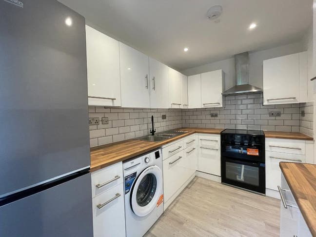 Great 4 Bed House W/ Living room  in Beckton  Main Photo