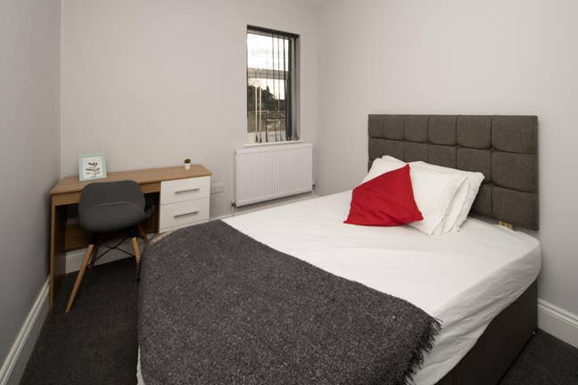 1 Room Left – Modern Fishponds Road House Share Main Photo