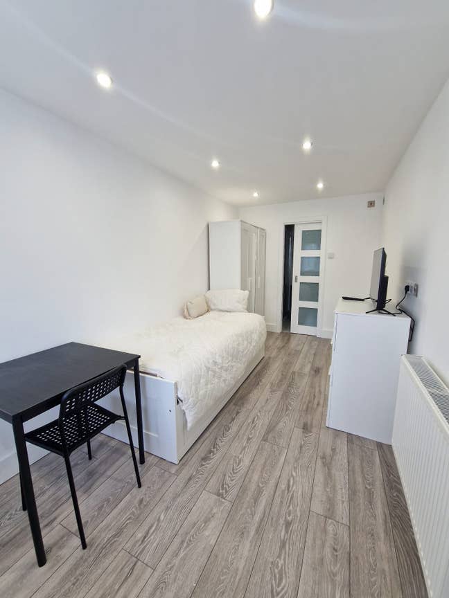 Beautifully built En suite Studio Room Main Photo