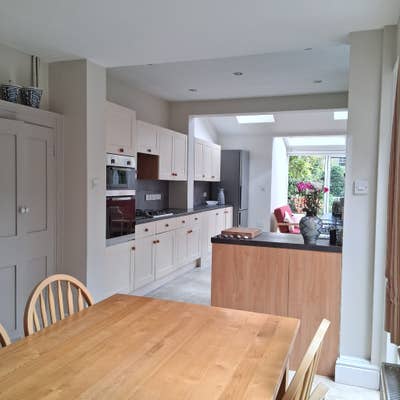 Large bright room in quiet friendly house Main Photo