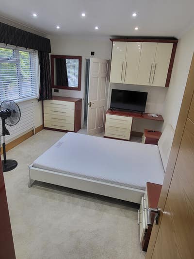 Double Bedroom in Beautiful House in Chigwell Main Photo