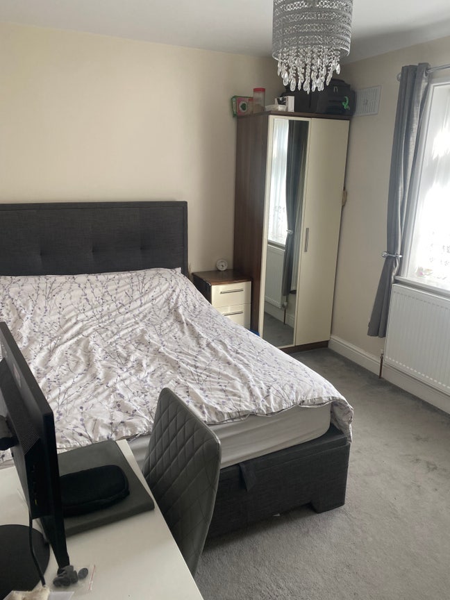 Double room to rent 7 mins walk from Morden St Main Photo