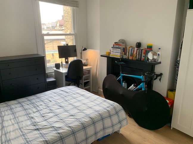 Furnished double bedroom in house share. Main Photo