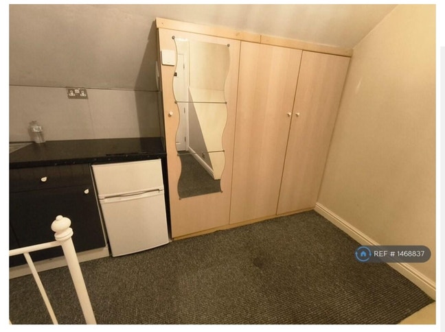 Self-Contained One-Bedroom Studio Flat for Rent Main Photo