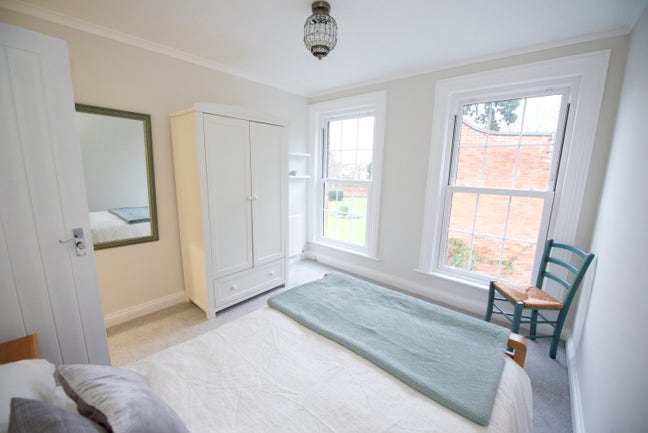 Beautiful light room in a house share  Main Photo