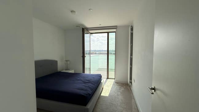 Riverside Ensuite Room+private balcony-Luxury amen Main Photo
