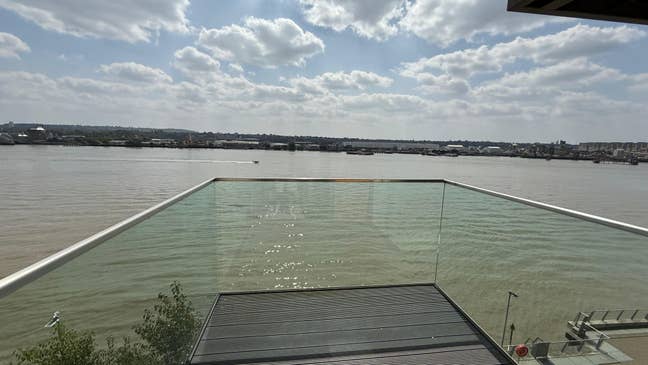 Riverside Ensuite Room+Private Balcony+Luxury Amen Main Photo
