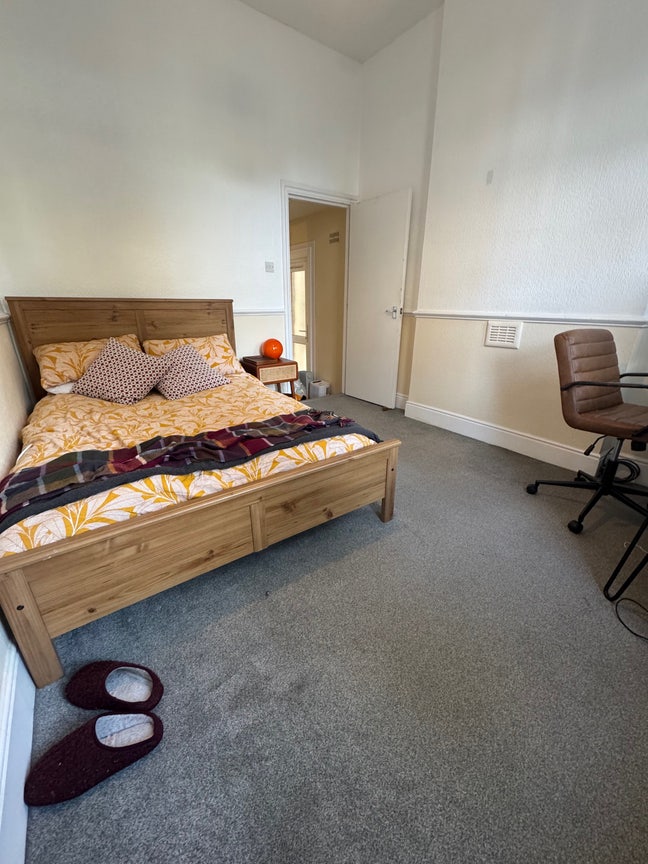 Bedroom in Balham, 8 minutes from Balham station. Main Photo