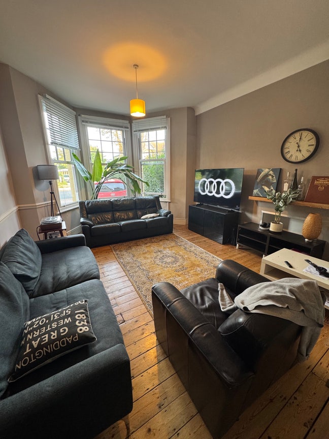 Bedroom in Balham w/ own shower, 8 mins to station Main Photo