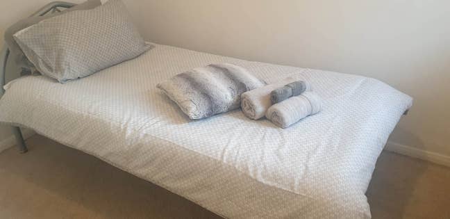 Spare room available in a warm 1-bedroom flat in A Main Photo