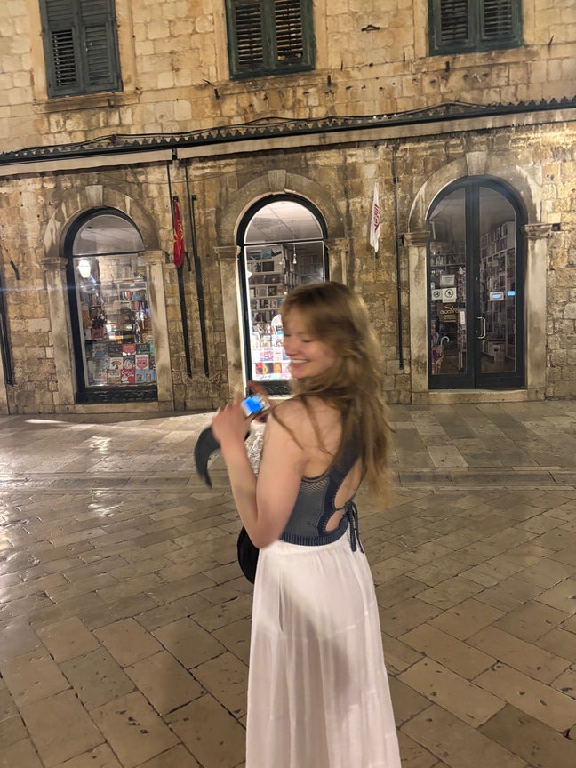 Professional, 23, looking for flat/flatmate(s) :)  Main Photo